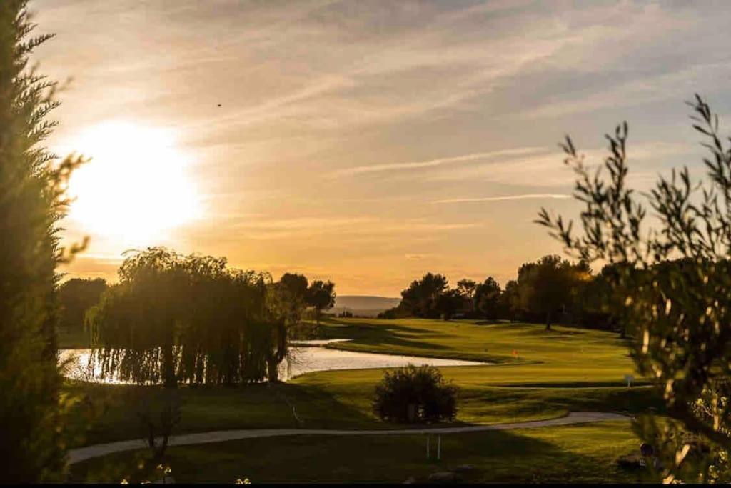 Moment De Detente Sur Le Golf De Pont-Royal Mallemort Buitenkant foto